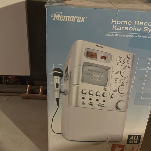 Karaoke machine in box - Picture 1 of 2